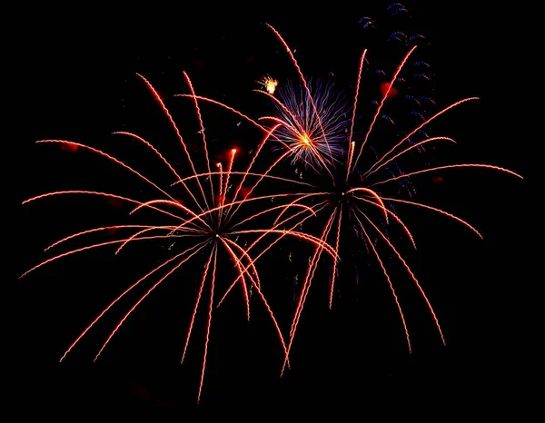 Fogos Artifício Festivos Brilhantes Raios Luz Fundo Céu Escuro Raios — Fotografia de Stock