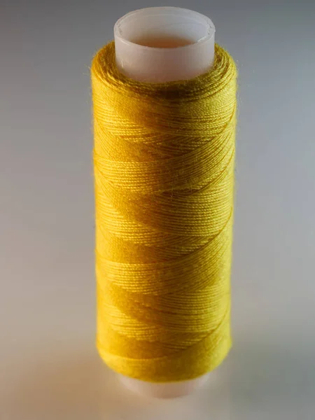 Een Verticaal Schot Van Een Gele Naaigarens — Stockfoto