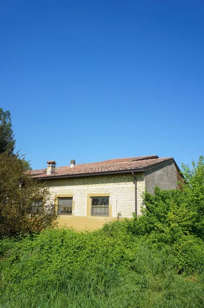 Carbonara Italie Avril 2016 Maison Aux Herbes Vertes Arbustes Près — Photo