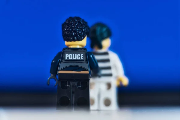 Муніччина Німеччина Травня 2021 Поліцейський Леґо Стоїть Перед Синім Фоном — стокове фото