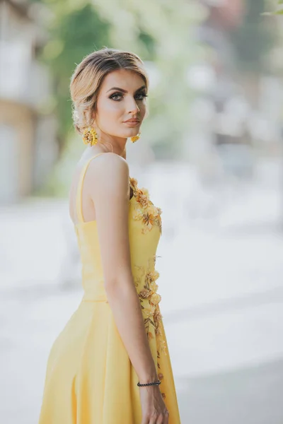 Sarı Çiçekli Bir Gece Elbisesi Giymiş Genç Sarışın Bir Kadının — Stok fotoğraf