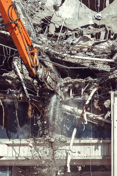 挖掘机拆除和毁坏建筑物的镜头 — 图库照片