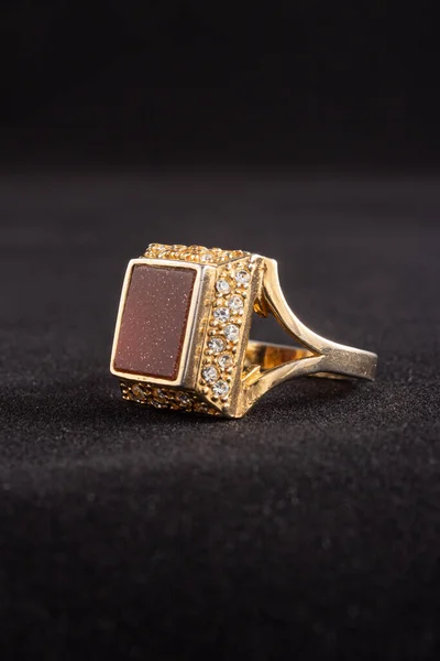 Vertical Shot Male Golden Ring Dark Background — Stockfoto