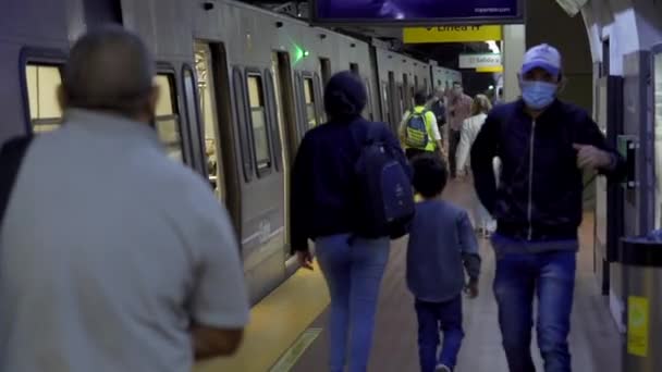 ブエノスアイレスのフェイスマスクを使用して地下鉄に出入りするのを待っている列車の外の人々 — ストック動画