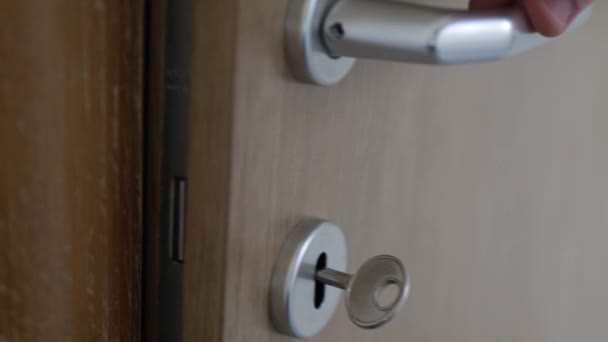Рендеринге Мужчина Запирает Деревянную Дверь Комнаты — стоковое видео