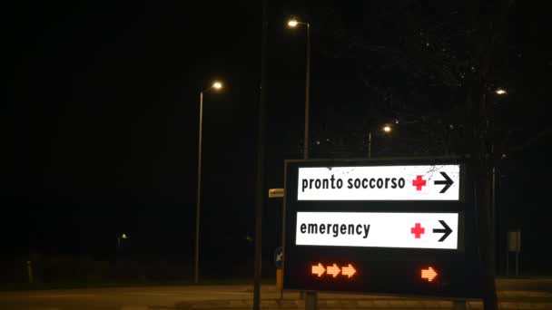 Tiro Noite Rua Hospital Italiano Iluminou Sinal Emergência Com Seta — Vídeo de Stock