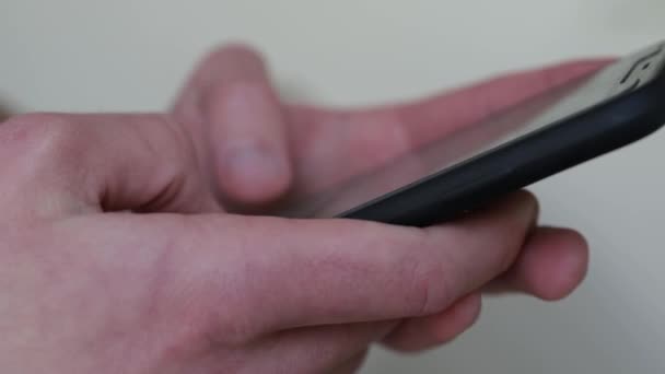 4K渲染一个男人用黑色智能手机发短信 — 图库视频影像