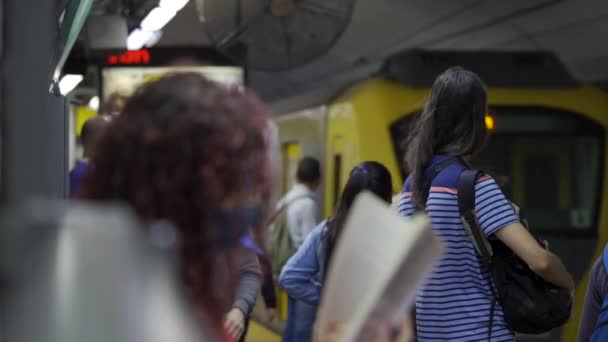 Metro Trein Aankomen Het Station Mensen Met Maskers Uitstappen Van — Stockvideo