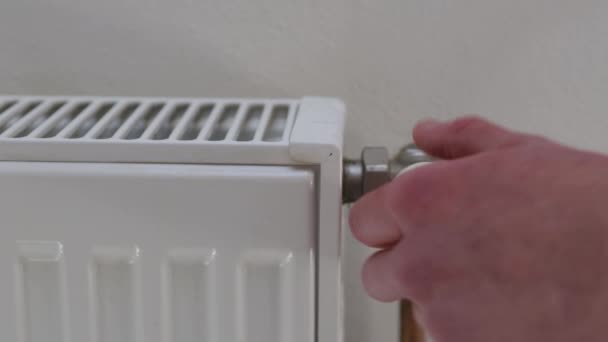 男の4Kレンダリングは 家の水と宇宙暖房システムを制御します — ストック動画