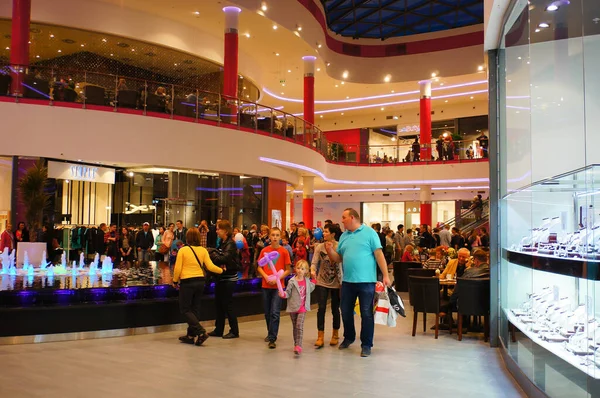 Poznan Polônia Outubro 2013 Muitas Pessoas Andando Shopping Center Poznan — Fotografia de Stock