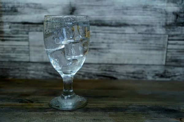 Bicchiere Pieno Acqua Tavolo Legno — Foto Stock