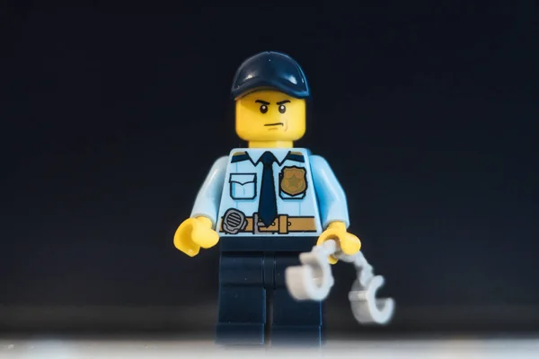ドイツのミュンヘン 2021年5月12日 黒人の背景の前に立っている警官のレゴの姿 警察と司法制度の概念 — ストック写真