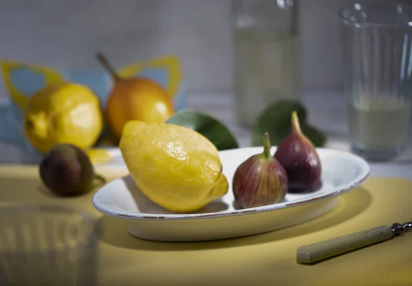 Closeup Shot Plate Lemon Figs — Stock Photo, Image