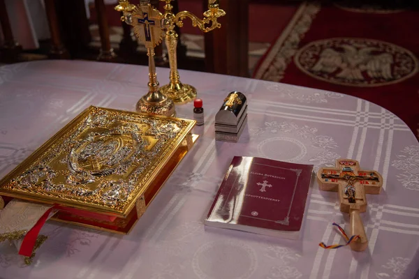Une Table Avec Des Bibles Des Croix Dans Une Église — Photo