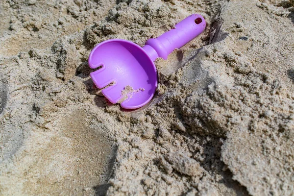 Leksaksspade För Lek Med Sand Stranden Sanden — Stockfoto