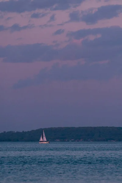 Una Hermosa Vista Veleros Navegando Mar Atardecer —  Fotos de Stock