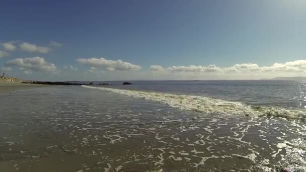 Krásná scenérie moře během úžasného slunečného dne na pláži — Stock video