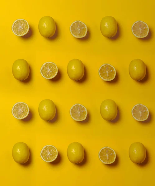 黄色のレモンと黄色のレモンの半分 黄色の数字だ 柑橘系のパターンの概念 — ストック写真