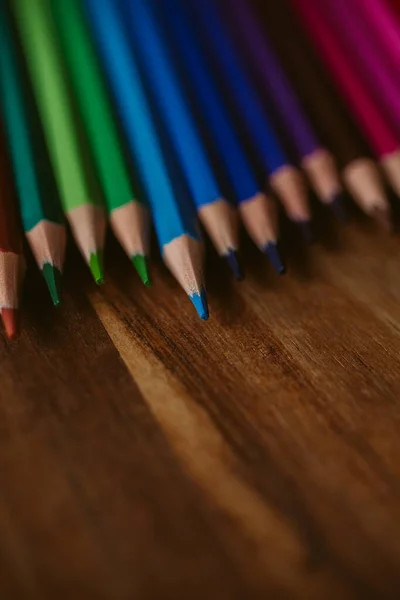 Buntstifte Auf Holzgrund Mit Selektivem Fokus Zurück Schule Und Bildungskonzept — Stockfoto