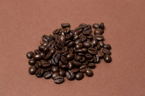 Viele Kaffeebohnen Vor Braunem Hintergrund — Stockfoto