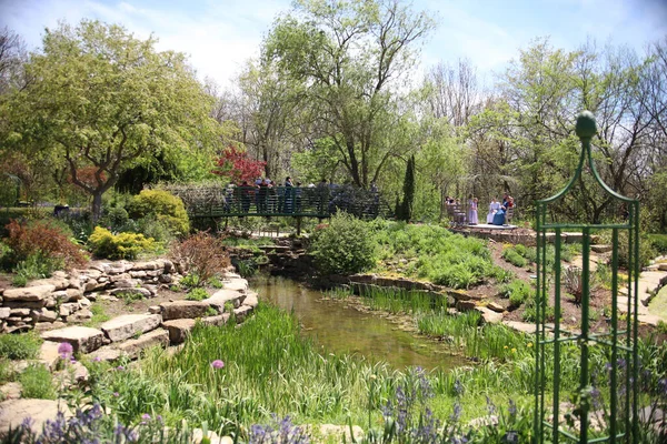 オーバーランドパーク アメリカ合衆国 2021年5月1日 美しい池と橋 — ストック写真
