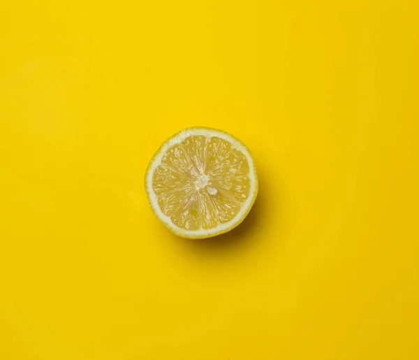 黄色の背景に半分黄色のレモン 黄色の数字 — ストック写真