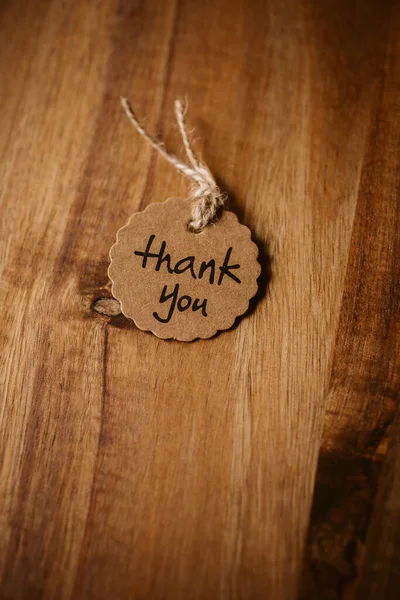木製の背景にカードに書かれた単語を選択的な焦点でありがとうございます 愛と感謝の概念 — ストック写真