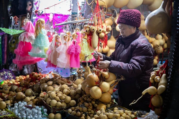 Wuyuan 2020年11月13日 屋外のマルの彼女の小さな店で中国の女性 — ストック写真