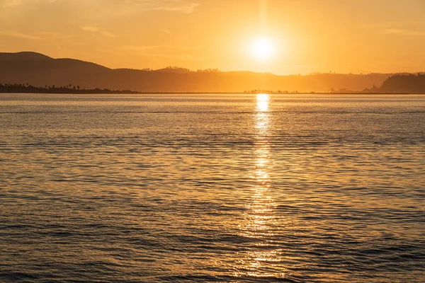 Sebuah Matahari Terbenam Yang Indah Oranye Atas Laut Yang Tenang — Stok Foto