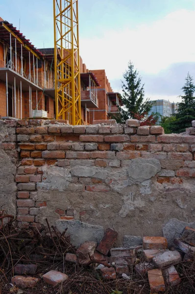 Beschädigte Mauer Aus Steinziegeln — Stockfoto