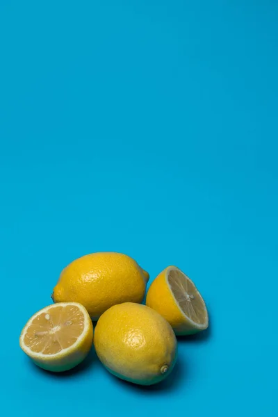 Citrons Demi Citrons Sur Fond Bleu Couleur Analogique — Photo