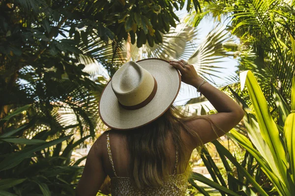 Femme Marchant Dans Qui Semble Être Une Jungle — Photo