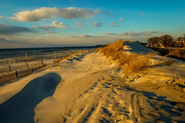 海の近くの砂質の高角度ショット — ストック写真