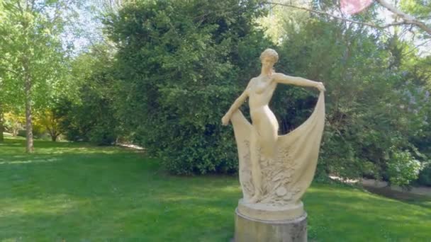 Vista Pitoresca Estátua Feminina Branca Parque Verde Dia Ensolarado Primavera — Vídeo de Stock