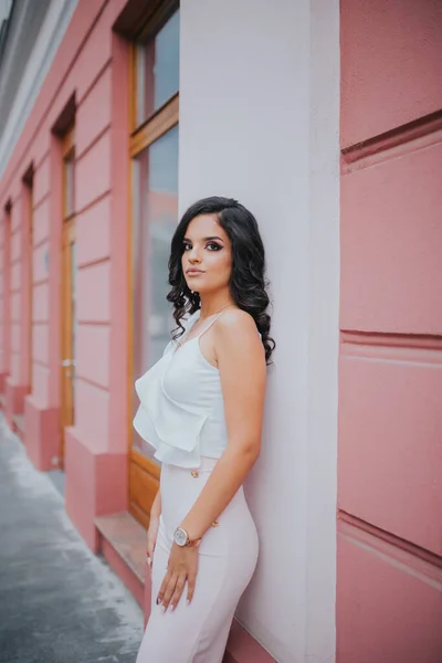 Young Brunette Female Model Posing Front Building Pink Walls Elegant — 스톡 사진