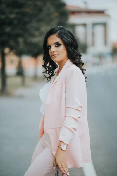 Uma Jovem Morena Encaracolado Modelo Feminino Posando Uma Elegante Blusa — Fotografia de Stock