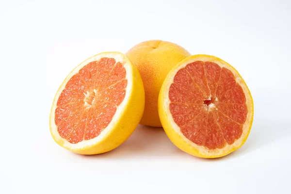 Een Close Shot Van Gesneden Grapefruits Geïsoleerd Witte Achtergrond — Stockfoto