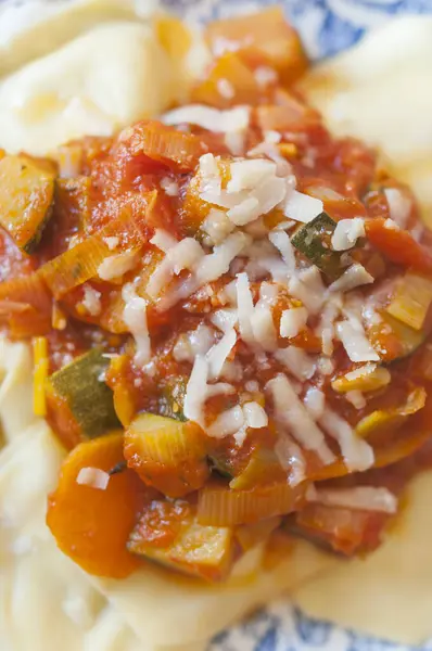 Gemüseravioli Nahaufnahme Mit Tomatensauce Und Käse — Stockfoto