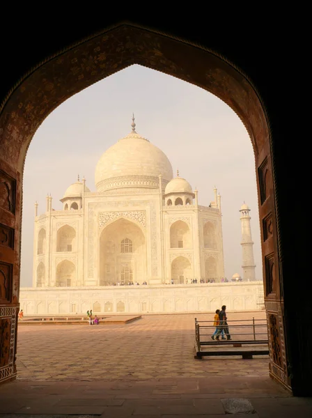 Mauzoleum Kości Słoniowej Białego Marmuru Taj Mahal Południowym Brzegu Rzeki — Zdjęcie stockowe