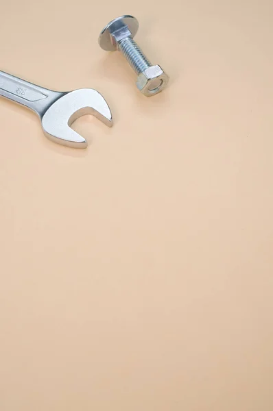 Eine Vertikale Aufnahme Von Schraube Mutter Und Einem Offenen Schraubenschlüssel — Stockfoto