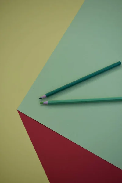 Вид Сверху Двух Ручек Одного Оттенка Зеленого Цветной Бумаге — стоковое фото