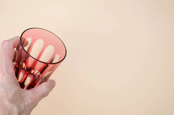 Closeup Shot Male Hand Holding Empty Glass Isolated Pink Background — Stock Photo, Image