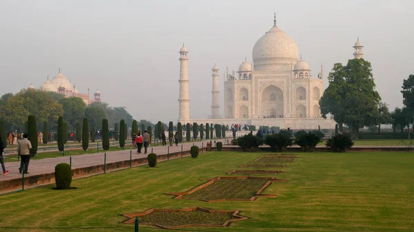 Mauzoleum Kości Słoniowej Białego Marmuru Taj Mahal Południowym Brzegu Rzeki — Zdjęcie stockowe