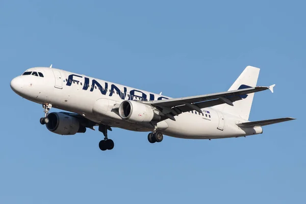 ロンドン 2020年2月9日 Finnair Fin がエアバスA320 Lxb 1470でロンドンヒースロー空港 Egll Lhr に接近 — ストック写真