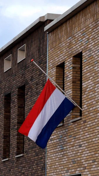 Cornice Verticale Della Bandiera Nazionale Olandese Appesa Mezz Asta Sulla — Foto Stock