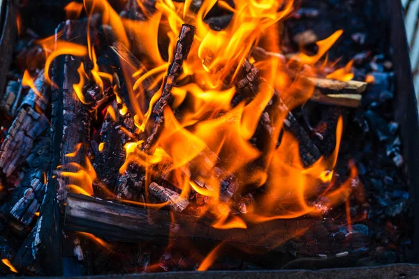 Tiro Perto Fogo Com Lascas Madeira Chamas Para Formar Carvão — Fotografia de Stock