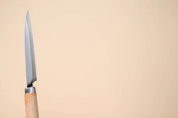 Zbliżenie Ujęcie Klasycznego Japońskiego Noża Odizolowanego Różowym Tle Copyscape — Zdjęcie stockowe