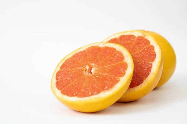 Eine Nahaufnahme Von Aufgeschnittenen Grapefruits Mit Isolierter Pflanze Auf Weißem — Stockfoto