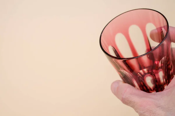 Male Hand Holding Red Empty Glass Isolated Pink Background — Stock Photo, Image
