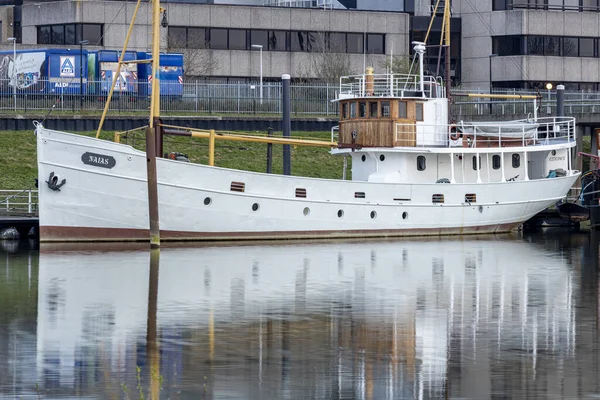 Zutphen オランダ 2021年3月31日 歴史的なオランダのコースターボートと博物館の港を反映した元セーリングロガーは上に木製のキャビンで白く塗装しました — ストック写真